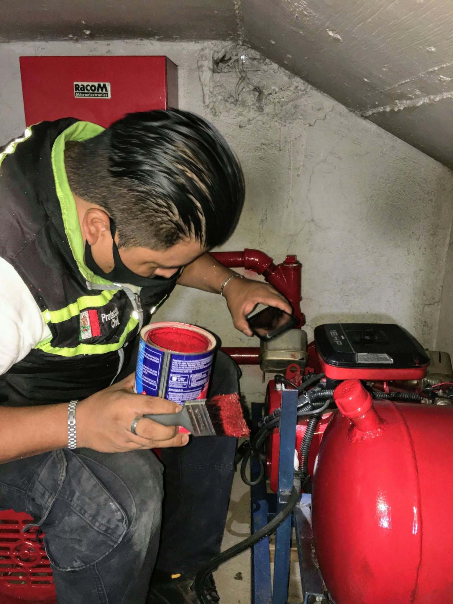 Técnico trabajando en un equipo del sistema contra incendio.